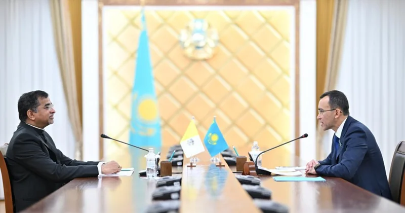 Қасиетті Тақтың өкілімен кездесті