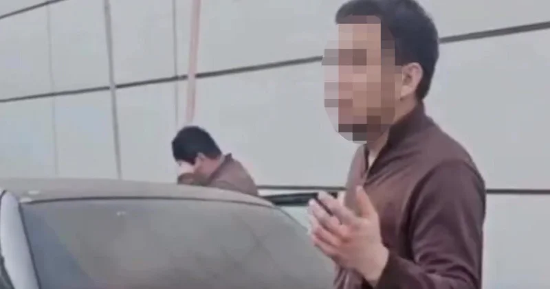 Алматыда супермаркеттің тұрағында қызды ұрламақ болғандар видеоға түсірілді