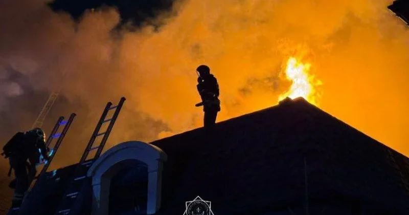 Астанада гараждан басталған өрт қонақүйдің шатырына дейін тараған