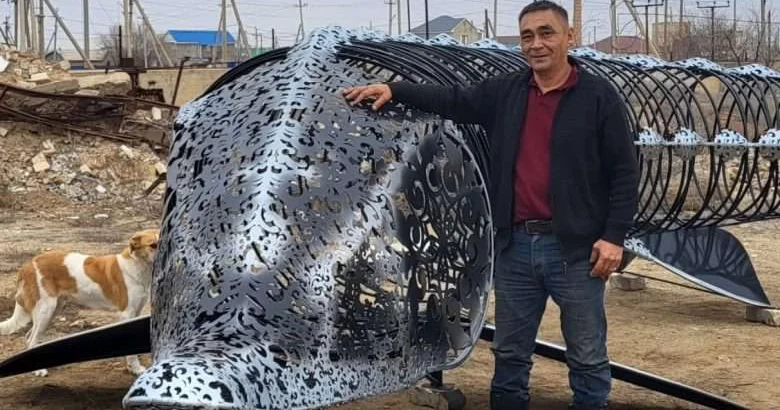 Гигантский осетр из металла