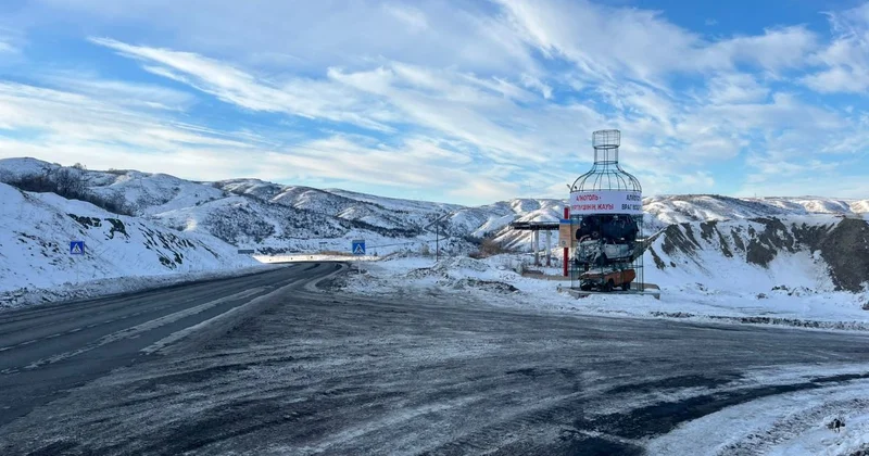 Огромную бутылку установили на трассе ВКО в назидание водителям