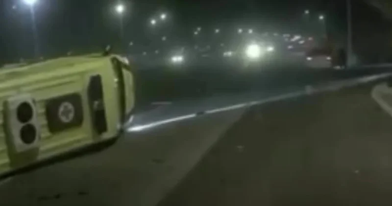 Алматыда жедел жәрдем көлігі жол апатына ұшырап, бір адам қаза тапты (видео)