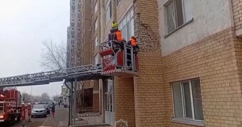 Облицовка многоэтажки едва не обрушилась в Астане (видео)