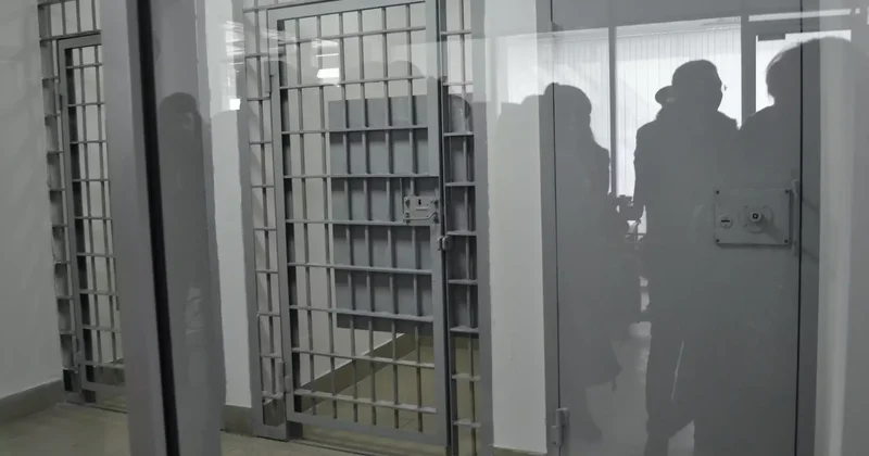 Петропавлда ер адам полиция бөлімшесінде басын қабырғаға әдейі ұрған