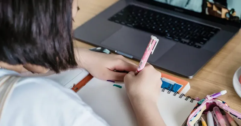 ЖРВИ және тұмау өршіді: Қазақстанның қай өңірлерінде мектеп оқушылары қашықтан оқуға көшті