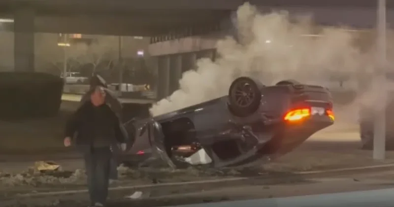 Автомобиль опрокинулся на крышу после удара о столб в Астане