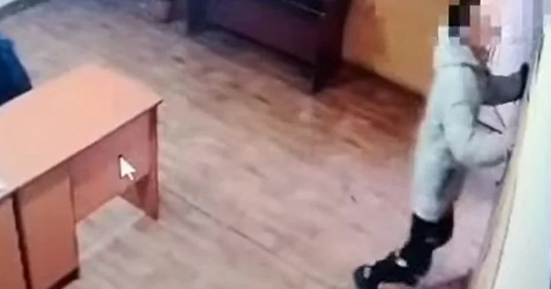 Казахстанец в пункте полиции стал биться головой о стену (видео)