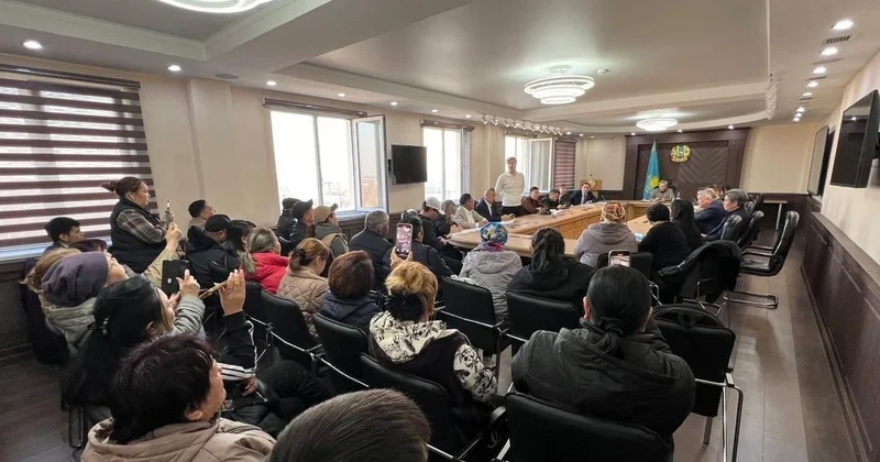 Замакима Алматы встретился с жителями Алатауского района по вопросам компенсации за выкупаемые участки