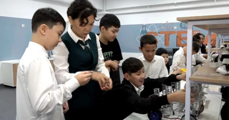 Ақтауда оқушылар робототехниканы балабақша тәрбиеленушілеріне үйретіп жүр