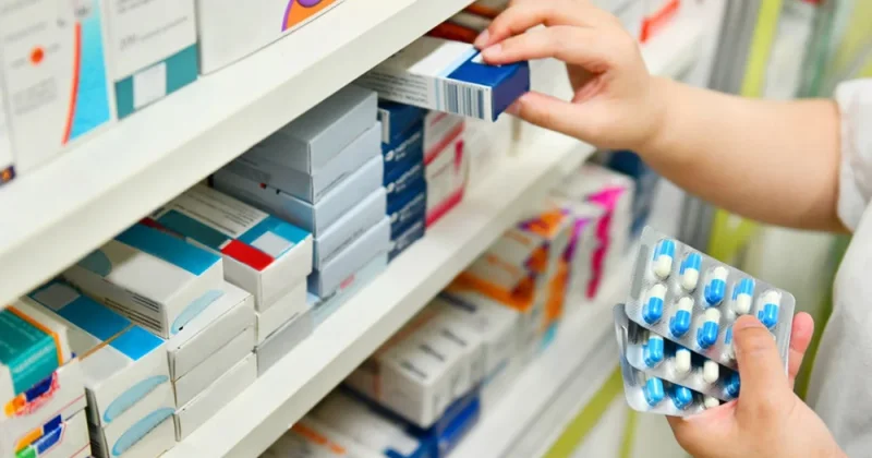 Люди месяцами без лекарств: депутат спросил Альназарову про сбои в поставках