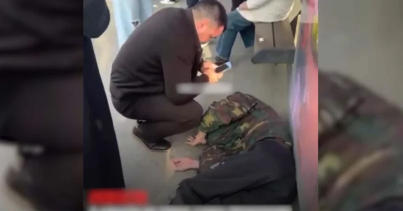 Алматыда аялдамадағы екі адамды жеңіл көлік қағып кетті