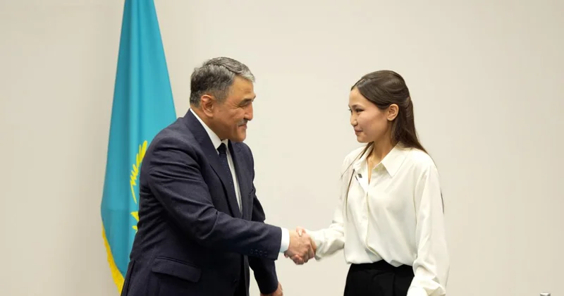 Оқушы Су ресурстары министрлігімен меморандумға қол қойды: министр ауадан су жинау жобасының авторымен кездесті