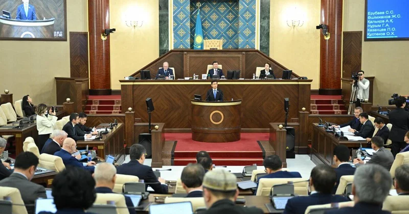 В первый раз предупреждение Мажилис одобрил поправки об ответственности за сокрытие лица