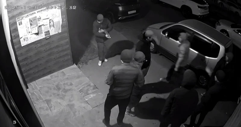 Алматы облысында көшеде кетіп бара жатқан жігітті соққыға жыққандардың екеуі ұсталды