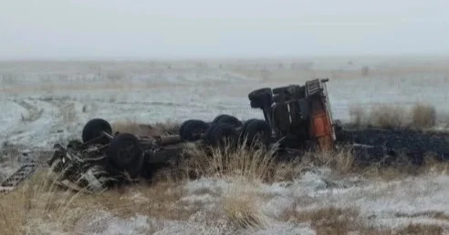 Павлодарда КамАЗ аударылып, екі адам қаза тапты