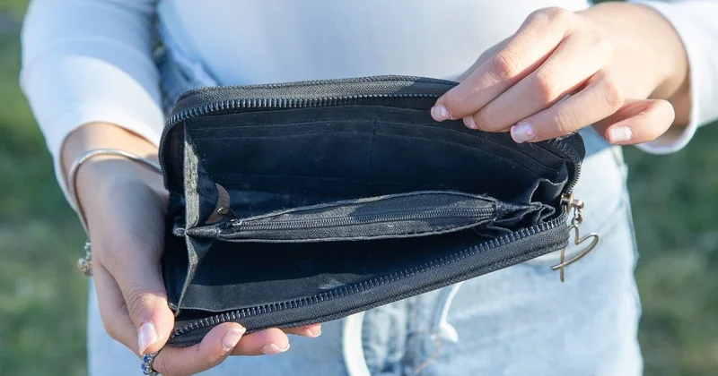 Нет денег даже на еду: казахстанке списали долги на 9 млн тенге