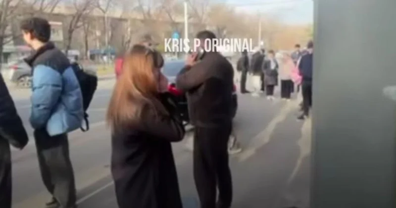 BMW въехал в людей на автобусной остановке в Алматы (видео)