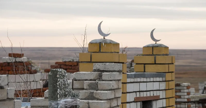 Вырвали полумесяцы и разбили плиты: вандалы разрушили могилы в Атырау (видео)