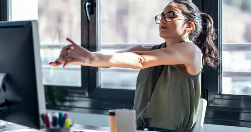 Басшының алдында да, монитордың алдында еңсеңізді биік ұстасаңыз, деніңіз сау болады