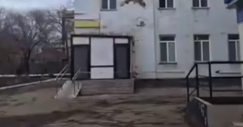 Состояние здания ЖД больницы в Астане шокировало горожан