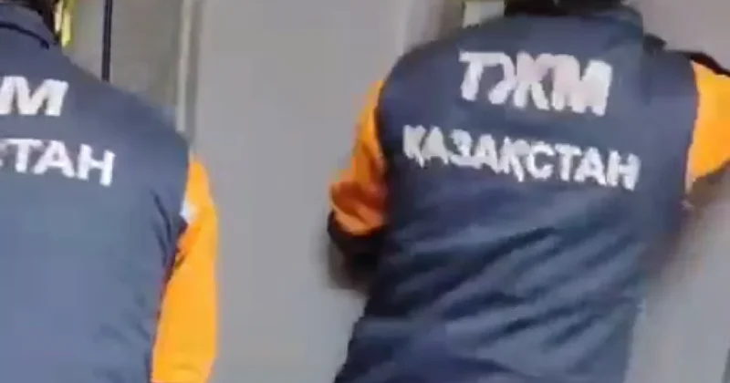 Беременная женщина и дети оказались заблокированы в лифте в Астане