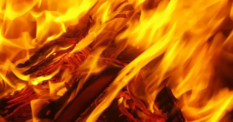 По повышенному рангу: в Актобе спасатели тушат пожар в многоэтажке и эвакуируют жильцов