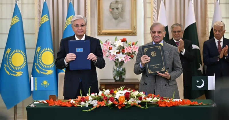 Қасым Жомарт Тоқаев пен Шахбаз Шариф бірлескен декларацияға қол қойды