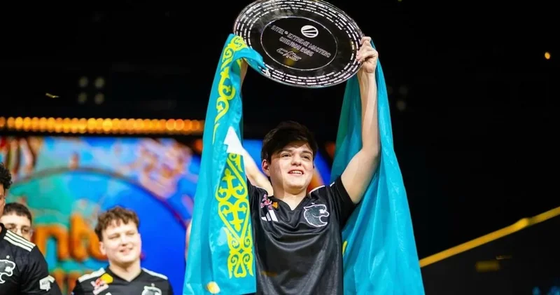 Киберспортсмен покорил сердца зрителей красивой клавиатурой с флагом Казахстана