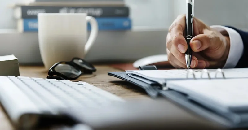 Равные зарплаты сотрудникам на одной должности и уточнения по декрету для отцов: мажилис принял закон