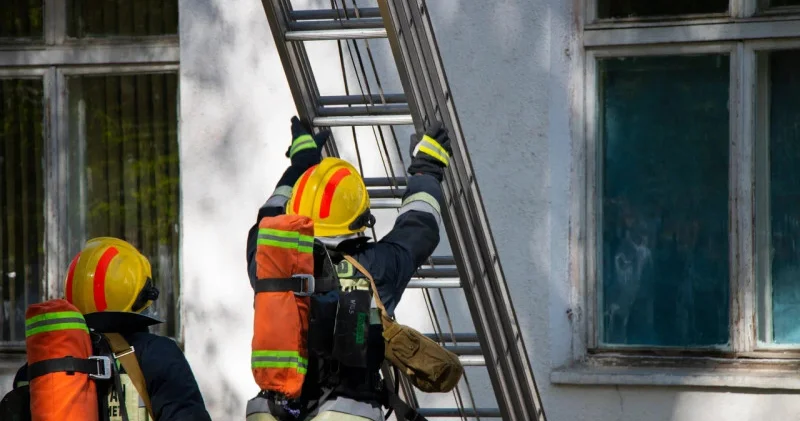 Қарағандыда құтқарушылар бесінші қабаттың терезесіне шығып отырған баланы аман алып қалды видео