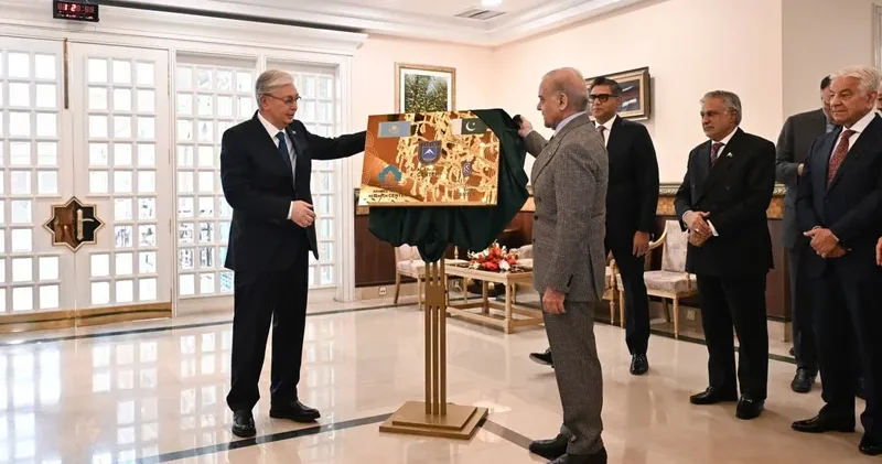 Қасым Жомарт Тоқаев пен Шахбаз Шариф мәдени орталықтар және Dostyq спорт кешенінің ашылу рәсіміне қатысты