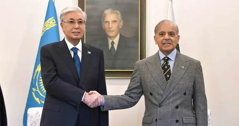 Қасым Жомарт Тоқаев пен премьер министр Шахбаз Шариф шағын құрамда келіссөз жүргізді