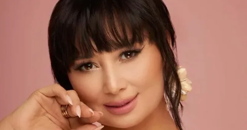 Жараспайды : Мадина Сәдуақасова жаңа образын көрсетіп, сынға қалды