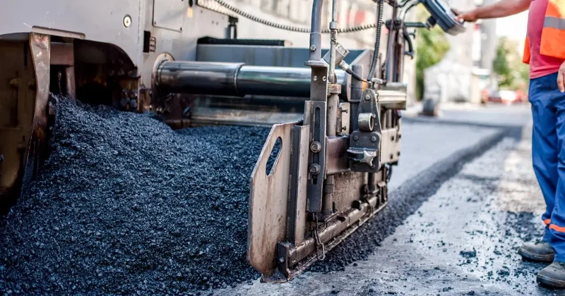 В Астане не могут найти качественный асфальт, чтобы заменить им брусчатку на тротуарах