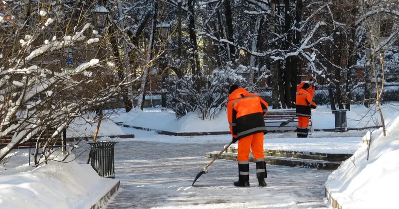Низкая зарплата за работу в мороз: сотрудники коммунального подрядчика в Астане недовольны условиями труда