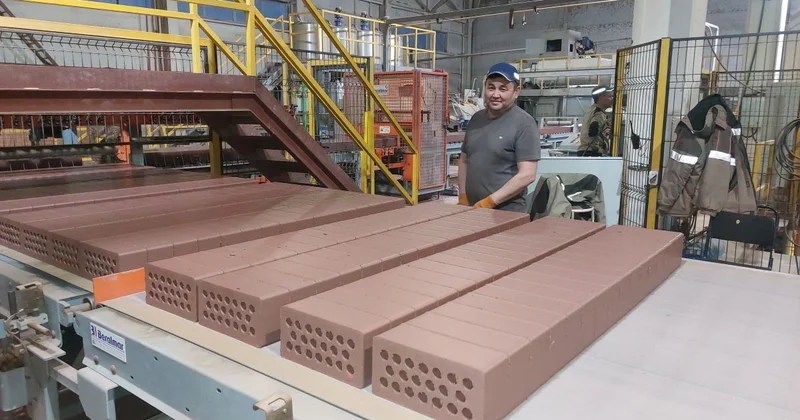 Помогают роботы выпускать кирпич