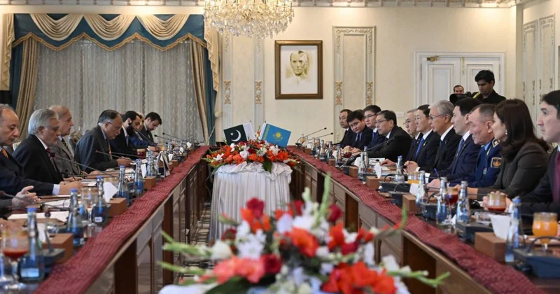 Токаев пригласил премьер министра Пакистана посетить Казахстан с государственным визитом