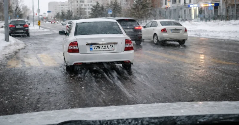 Жительница Астаны сняла на видео опасный манёвр водителя с номерами 13 региона
