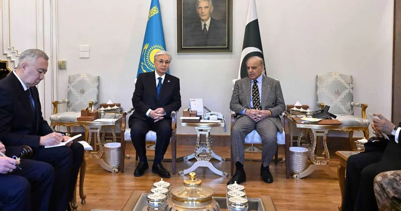 Токаев и Шариф провели переговоры в узком составе