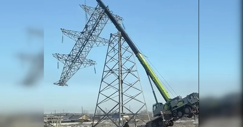 Падающая опора подкинула в воздух подъемный кран в Караганде (ВИДЕО)