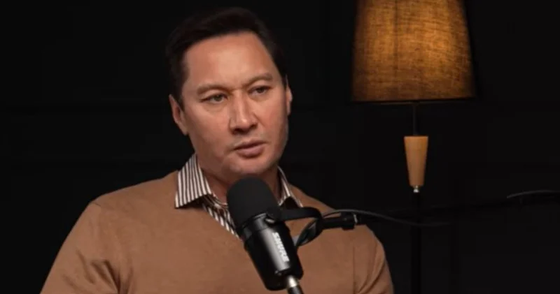 Басқа әйел алсаң, екі дүниеде батамды бермеймін... : танымал актер әкесінің бір ауыз сөзі қателік жасаудан сақтап қалғанын айтты