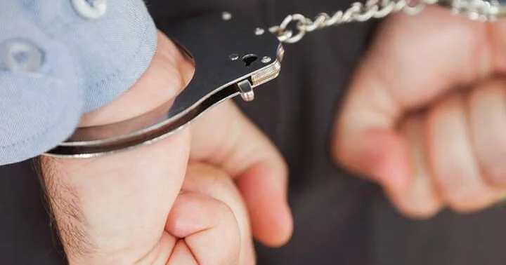 Қырғызстанда әйелдер маскасы мен паригін киіп дүкен тонаған қылмыстық топтың тоғыз мүшесі ұсталды