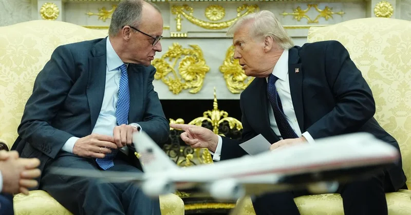 Трамп неожиданно шлепнул канцлера Германии Мерца в Белом доме (видео)