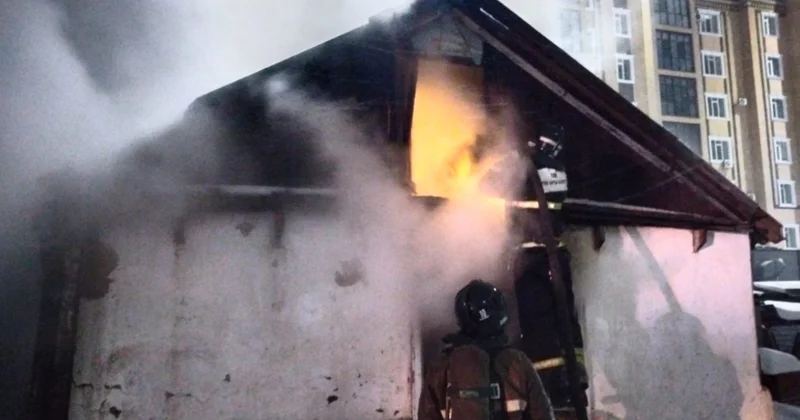 Супружескую пару нашли без сознания в горящем доме в Кокшетау