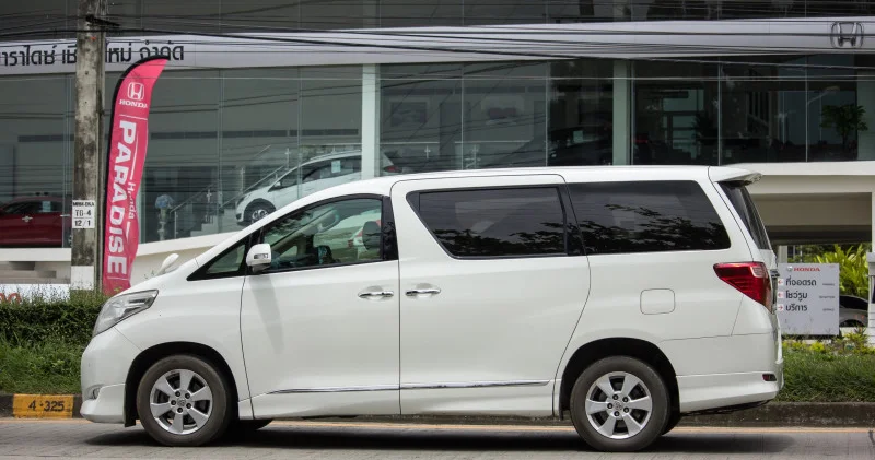 Қазақстанда рөлі оң жақтағы көліктерге тыйым салу керек пе?