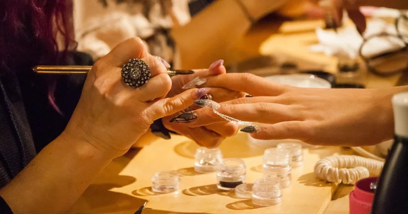 Убила и кормила сына мясом жертвы: каннибалка из Иркутска стала мастером маникюра