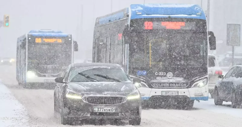 Астананы үш мың адам қардан тазартып жатыр