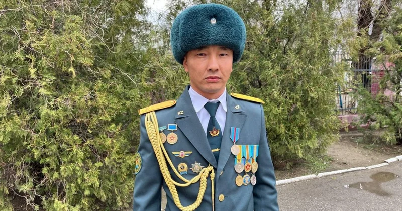 Военнослужащего наградили медалью за спасение людей при пожаре в Таразе