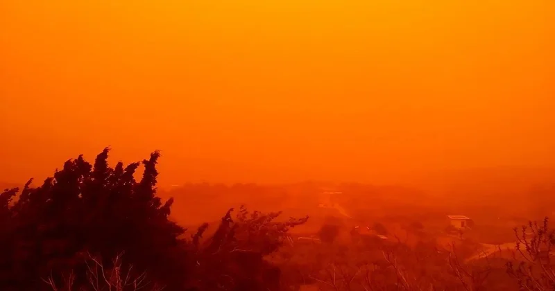 Небо стало кроваво красным: песчаная буря накрыла Анталью