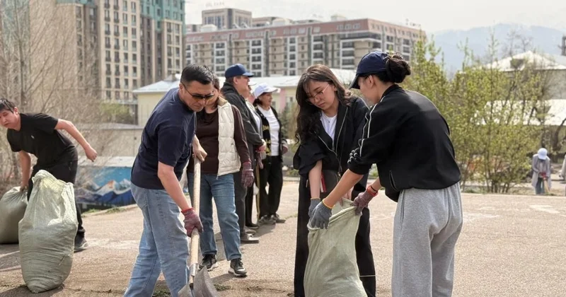 Общегородской субботник в Алматы: на уборку улиц вышли работники сферы культуры
